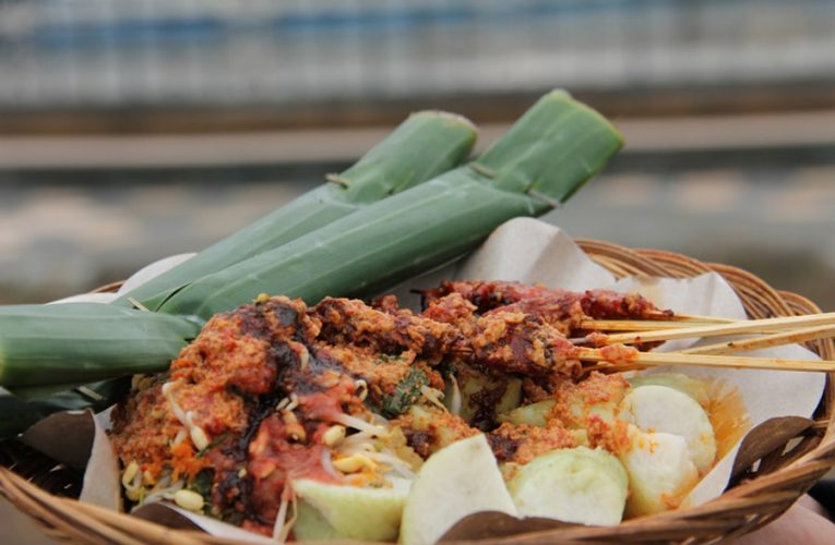 10 Makanan Unik yang Wajib Kamu Coba Saat di Lombok!