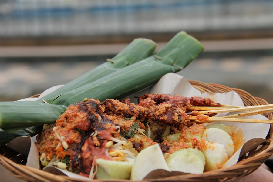 10 Makanan Unik yang Wajib Kamu Coba Saat di Lombok!